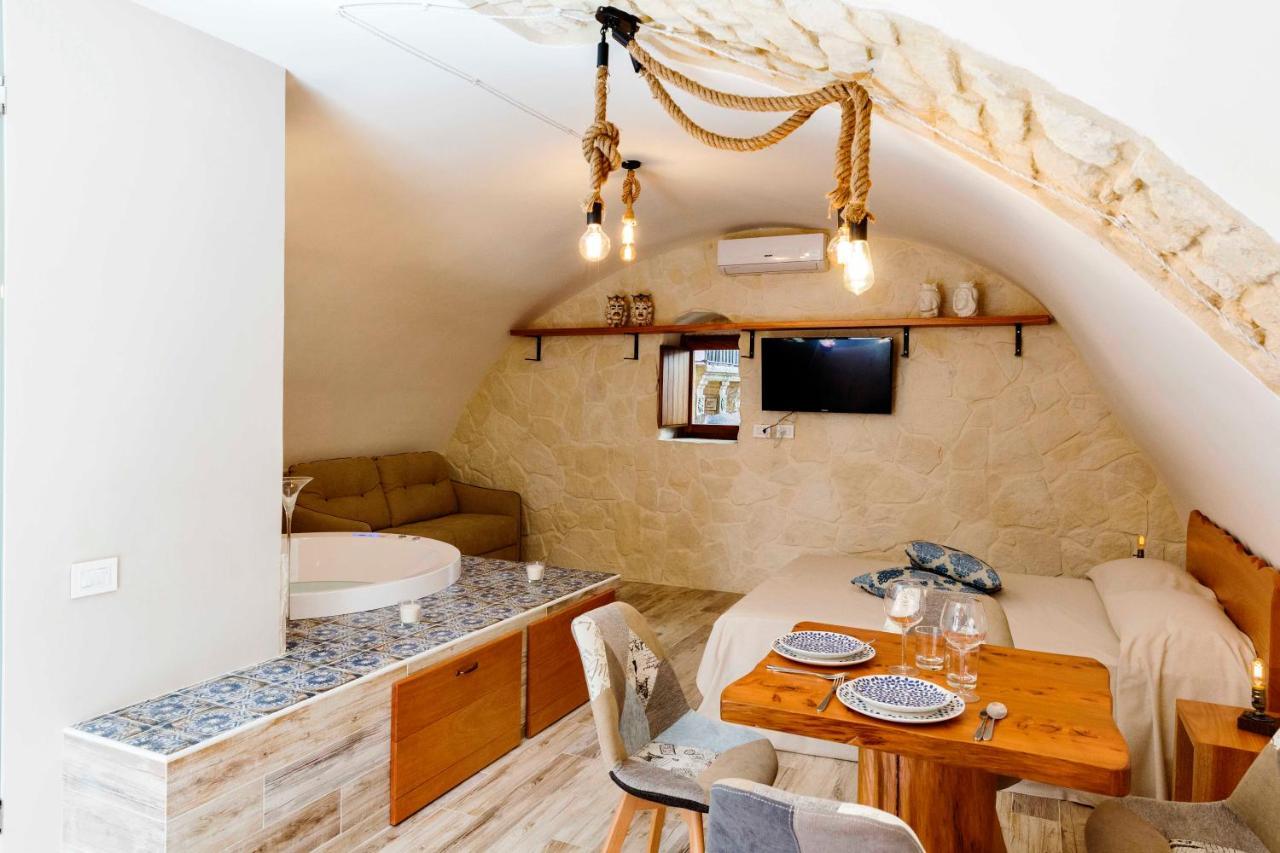 פלאצולו אקריידה Il Galletto Viola, Luxury Room & Suite מראה חיצוני תמונה