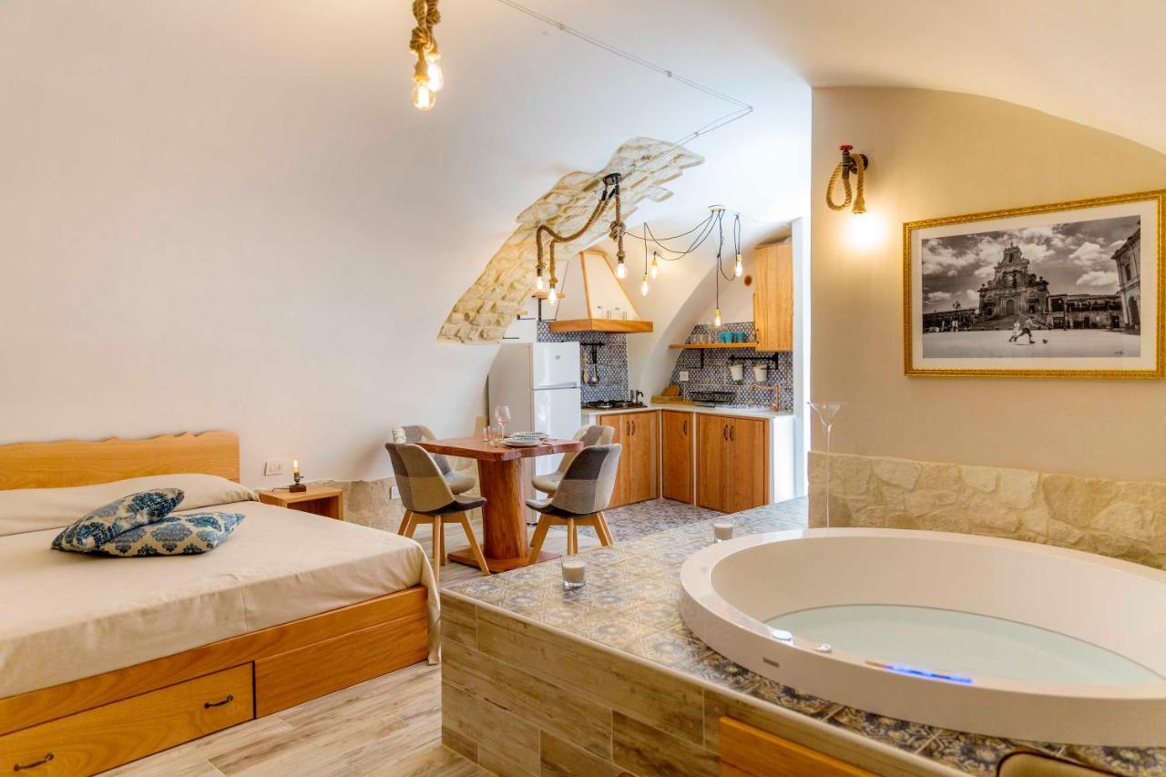 פלאצולו אקריידה Il Galletto Viola, Luxury Room & Suite מראה חיצוני תמונה
