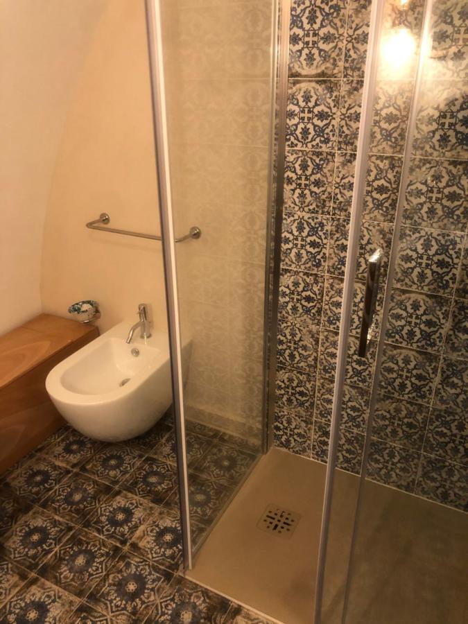פלאצולו אקריידה Il Galletto Viola, Luxury Room & Suite מראה חיצוני תמונה