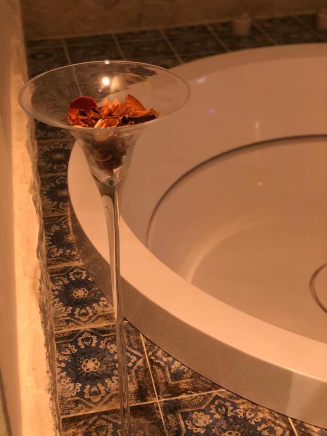 פלאצולו אקריידה Il Galletto Viola, Luxury Room & Suite מראה חיצוני תמונה